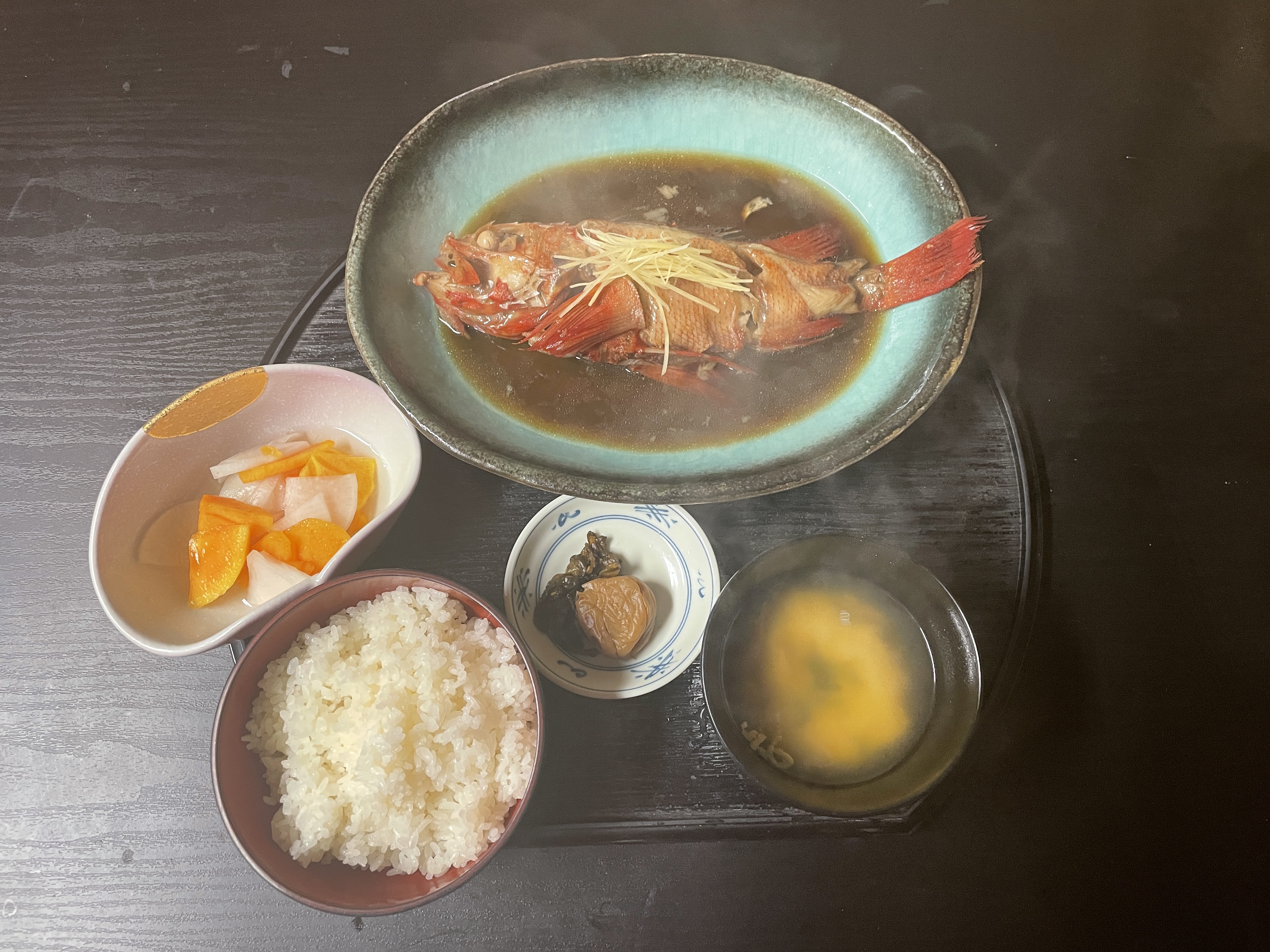 佳 鱗 亭